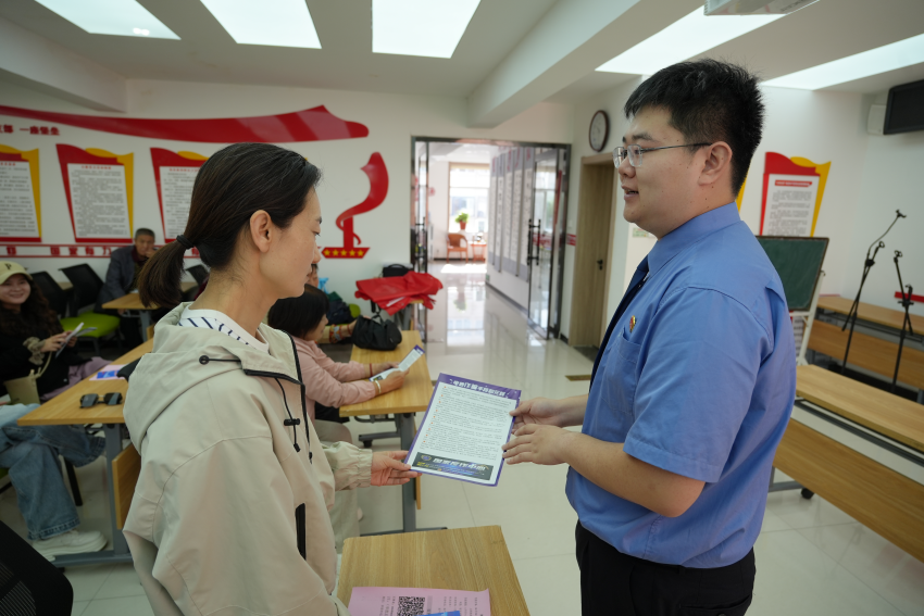 双滦区检察院反假币宣传走进御祥园社区