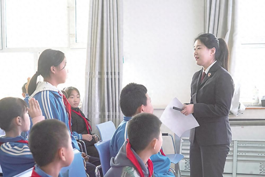 法治宣讲进校园