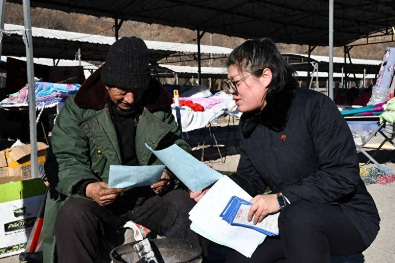 宽城检察院“普法小摊”支到年货大集上